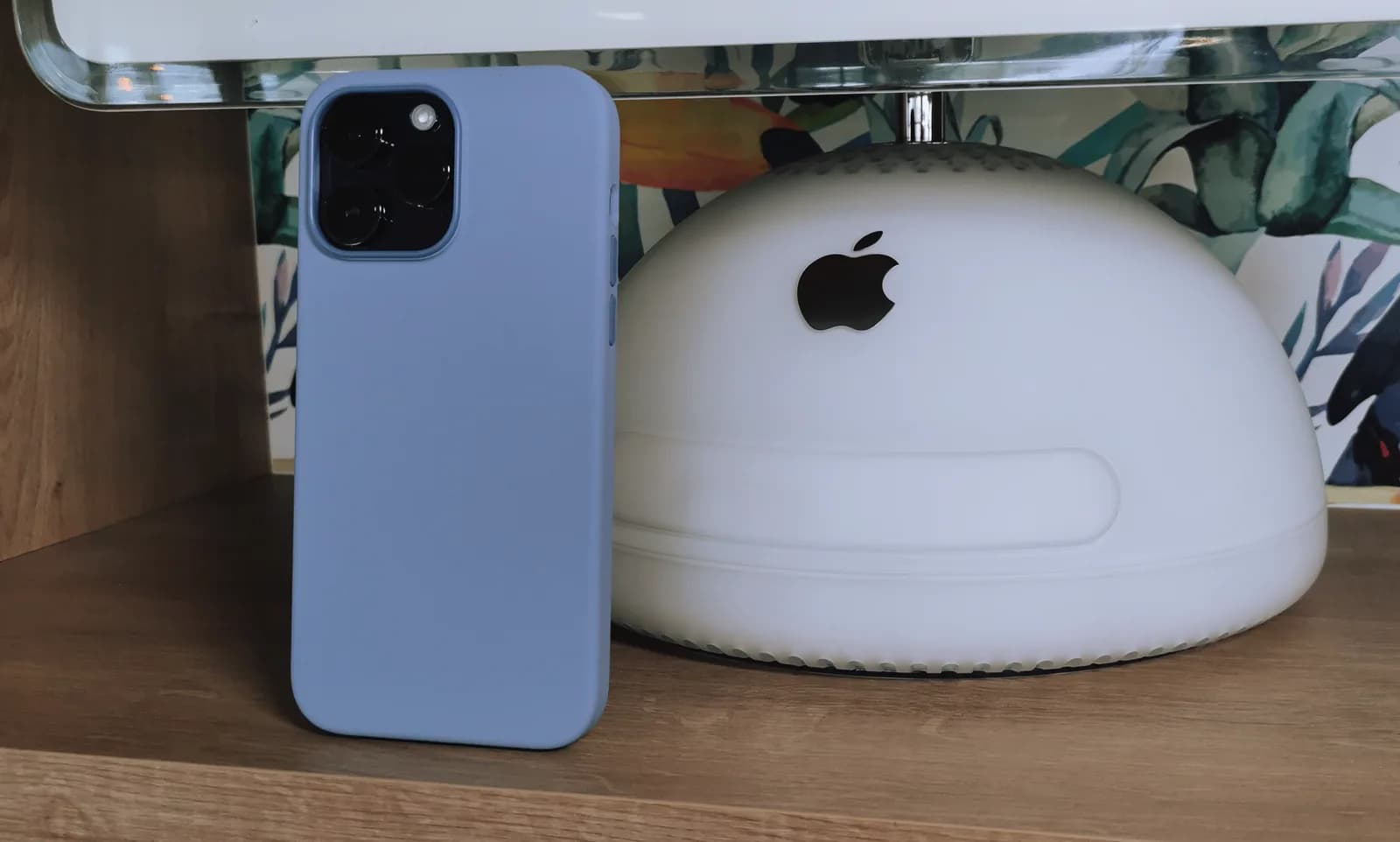 Coque iPhone Azure en situation devant un iMac G4 vintage
