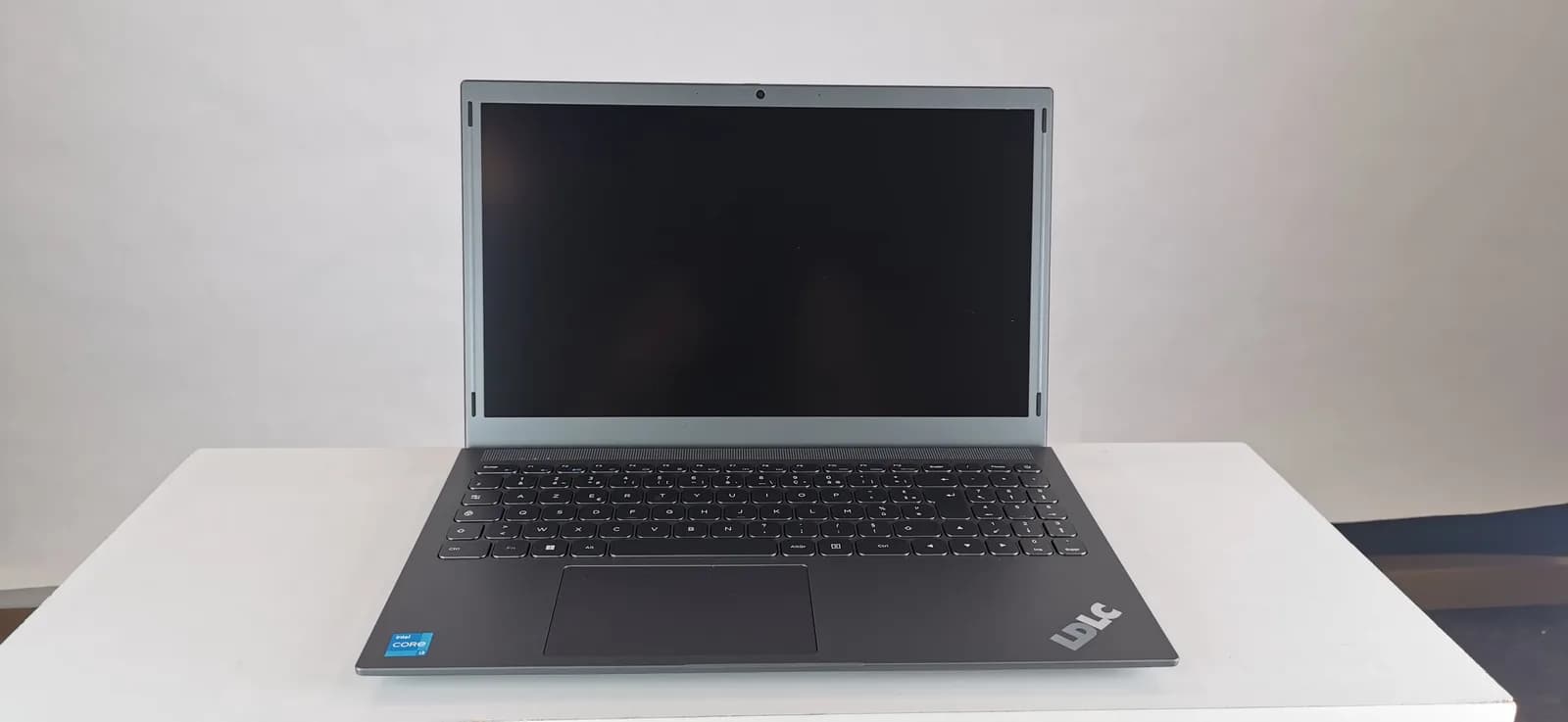 Packshot studio d'un ordinateur portable LDLC sur fond neutre
