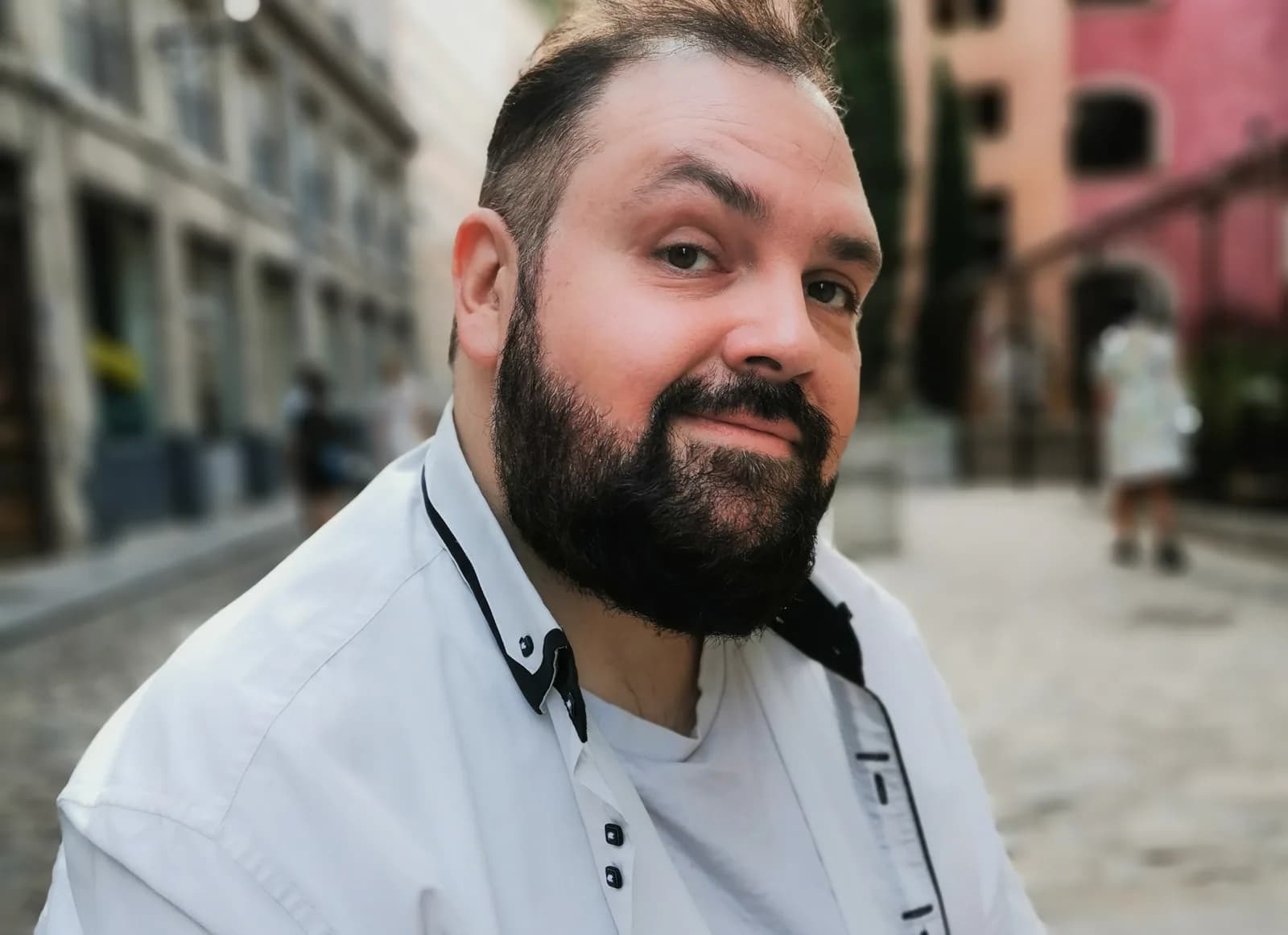 Portrait de Johan Viniere dans une rue lyonnaise